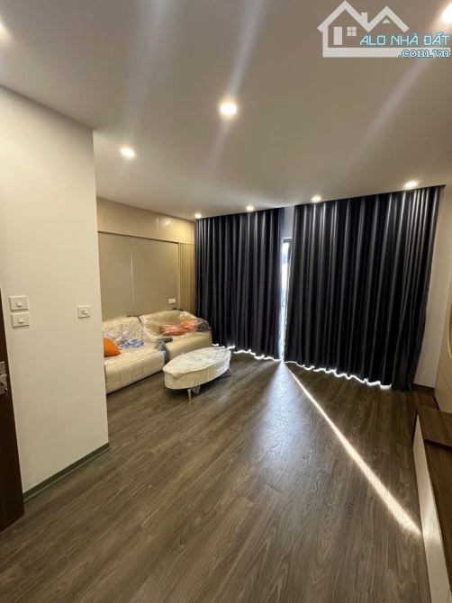 Bán nhà 5 tầng Long Biên, full nội thất xịn sò, ô tô vào nhà, dt 38m2, mt 4,6m, giá 7 tỷ+ - 2