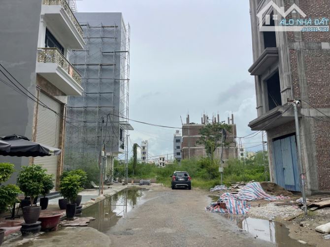- Bán đất Lô 20B Lê Hồng Phong sau Lạc Hồng - Diện tích: 59.85m2 ngang 4.5m dài 13.3m - Tr - 2