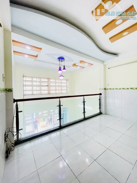 NGAY EMART 2 - GÒ VẤP - 43M2 (4 X 11) - 4 TẦNG - 4 PN - NHÀ MỚI - HẺM XE HƠI - 2