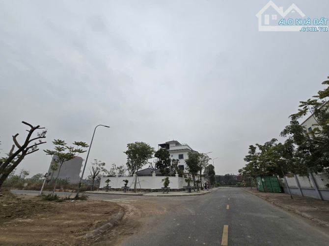 Bán lô biệt thự nhìn vườn Hoa Kim Chân dt 280m mt 14m hướng tb giá 8.4 tỷ - 2