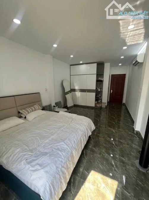 NHÀ MỚI KENG ĐẸP SÁT MẶT TIỀN – AN BÌNH, Q5 – 6 PHÒNG NGỦ - GIÁ XỊN! - 2