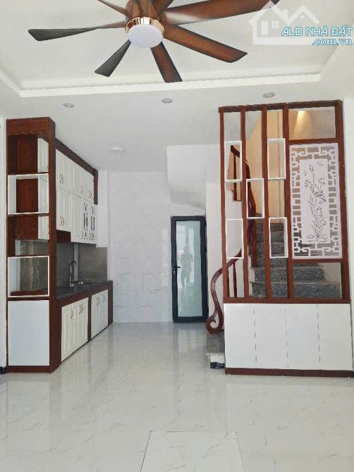 BÁN NHÀ THẠCH BÀN LONG BIÊN  30M2 - MT 4M - 5TẦNG -3 NGỦ - 2