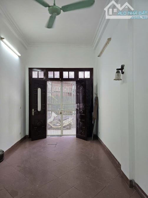 Cho thuê nhà nguyên căn ngõ 4B phố Yên Lạc, phường Vĩnh Tuy, quận Hai Bà Trưng. Dt 40m x - 2