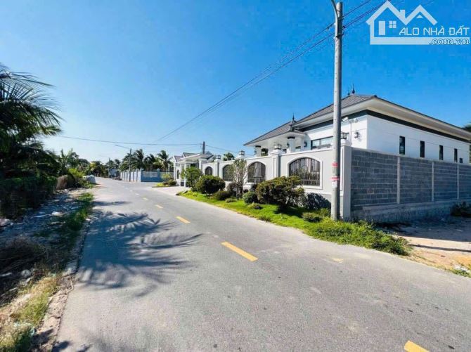 Chủ gửi lô đất ngay gần biệt thự khu vườn dừa DT: 180m2 ngang 11x16m sẵn 87,3m thổ cư Dân - 2