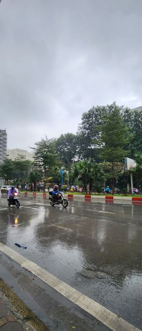 MẶT PHỐ HOÀNG QUỐC VIỆT - TÒA VP LÔ GÓC 240M2 - 10 TẦNG - MT 11M - VỈA HÈ RỘNG 8M - 5