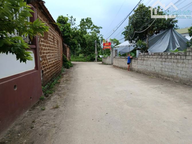 ✴️ Chính chủ nhờ bán đất trục chính làng ô tô tránh  DT:382m. Có gần 200m thổ cư. Lô góc 3 - 3