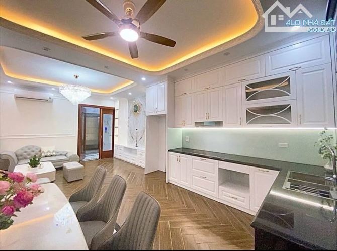 HIẾM BÁN NHÀ - 55M, 7 TẦNG TRUNG TÂM NGUYỄN VĂN CỪ, ĐI BỘ RA CHỢ -20M RA PHỐ, THANG MÁY - - 3