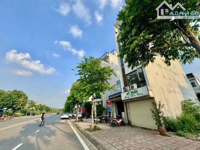 Khuôn tiền hiếm 10.x tỷ có lô đất Mặt đường 40m Cự khối, View hồ điều hoà 30ha - 3