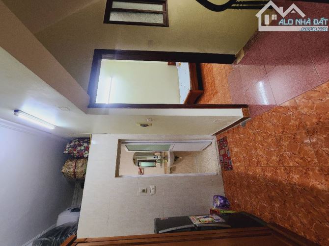 Bán nhà Tôn Thất Tùng, dân xây chắc chắn, ngõ 3 gác, 100m ra đường ô tô, 46m2, 6 phòng ngủ - 3