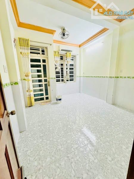 NGAY EMART 2 - GÒ VẤP - 43M2 (4 X 11) - 4 TẦNG - 4 PN - NHÀ MỚI - HẺM XE HƠI - 3