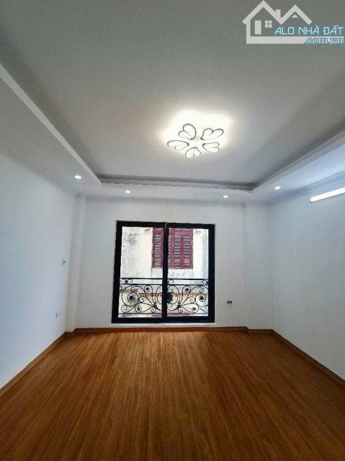 BÁN NHÀ THẠCH BÀN LONG BIÊN  30M2 - MT 4M - 5TẦNG -3 NGỦ - 3