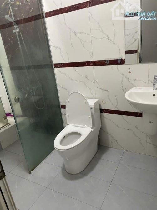 Cho thuê nhà nguyên căn ngõ 179 Vĩnh Hưng, Hoàng Mai. DT 35m x 5 tầng, giá 11tr - 3