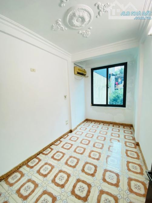 Nhỏ Xinh - Nở Hậu - Tôn Đức Thắng - Đống Đa - Dt: 20m2/5tầng* nhỉnh 4 tỷ - 3