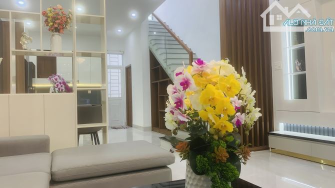 NHÀ 3 TẦNG- BA BƯỚC CHÂN RA BIỂN - MỚI- Ở NGAY - 4