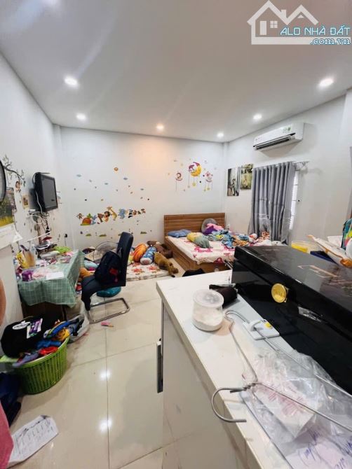 Đất thổ cư 10x17m,tặng nhà có dòng tiền 30tr/th-đường xe hơi 6m,Phú Thuận Q7,giá 65tr/m2 - 4