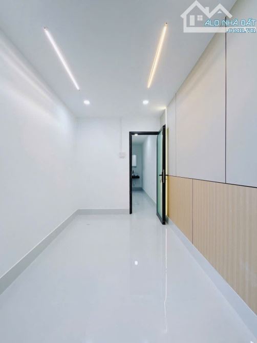 BÁN NHÀ 3 TẤM KHU NGUYỄN KHOÁI Q4 HẺM 3M AN NINH GIÁ 4 TỈ 150 TL DÂN CƯ SÁT MT CÁCH 30M - 4