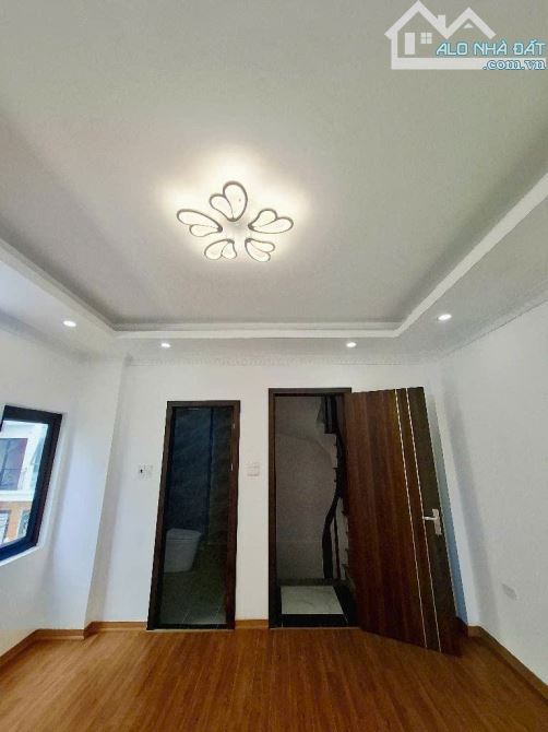 BÁN NHÀ THẠCH BÀN LONG BIÊN  30M2 - MT 4M - 5TẦNG -3 NGỦ - 4