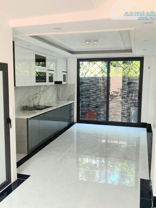 BÁN NHÀ NGỌC HỒI CẠNH BẾN XE NƯỚC NGẦM 38M 5 TẦNG 20M RA MẶT PHỐ