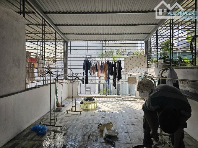 Bán nhà Phố Nguyễn Văn Cừ, 36m2- 5 tầng- 3 phòng ngủ- 8.8 tỷ, ô tô thông, dòng tiền - 5