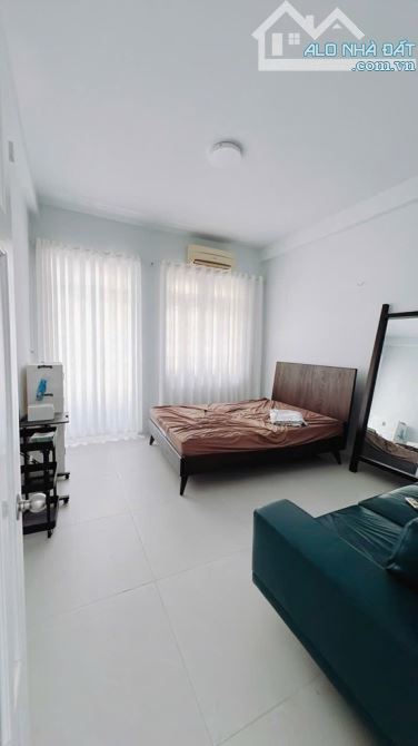 Mặt tiền đường số - 4 tầng - xe hơi đỗ cửa - Ngang 4 dài 8 - Quận 4. - 5