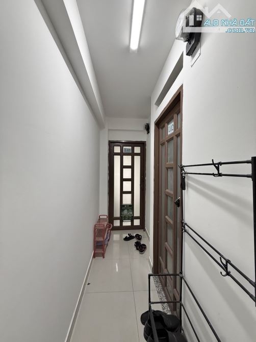 TOÀ CHDV 20 PHÒNG - NGAY ĐH VĂN LANG - HẺM XE TẢI TRÁNH - 100m2 - 6 TẦNG - 6