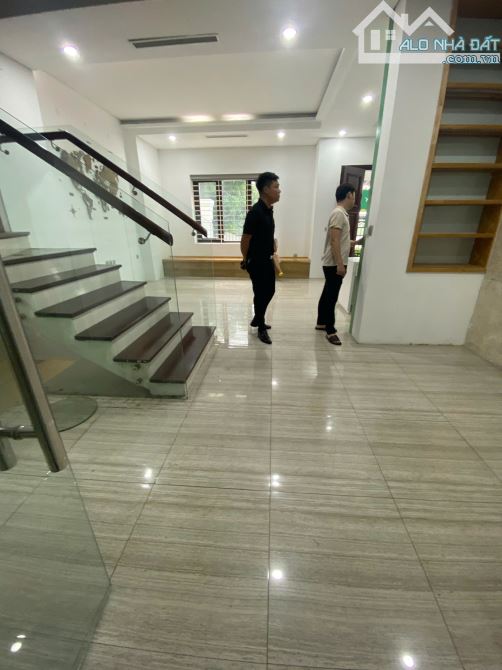Cho thuê biệt thự KĐT Nam Cường, Bắc Từ Liêm. DT 200m2, 4 nổi, 1 hầm, thang máy. Giá 60tr - 6