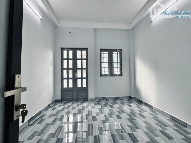 HẺM 8M - SAU LƯNG ĐẦM SEN -LẠC LONG - P.3- Q.11- DT: 3.5*5M – 4 TỶ 980 - 6