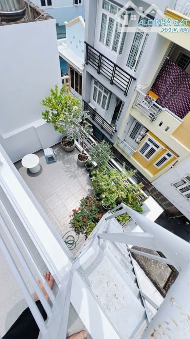 Mặt tiền đường số - 4 tầng - xe hơi đỗ cửa - Ngang 4 dài 8 - Quận 4. - 6