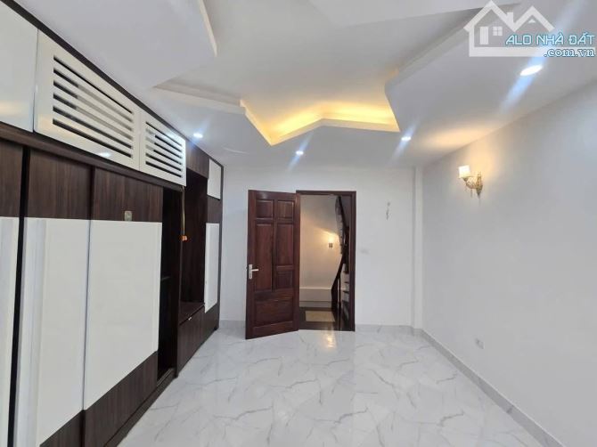 NHÀ ĐẸP Ở NGAY LÔ GÓC - MẶT NGÕ RỘNG- THÔNG THOÁNG - CHỐT LIỀN-Phố 8/3 Diện Tích 32 m