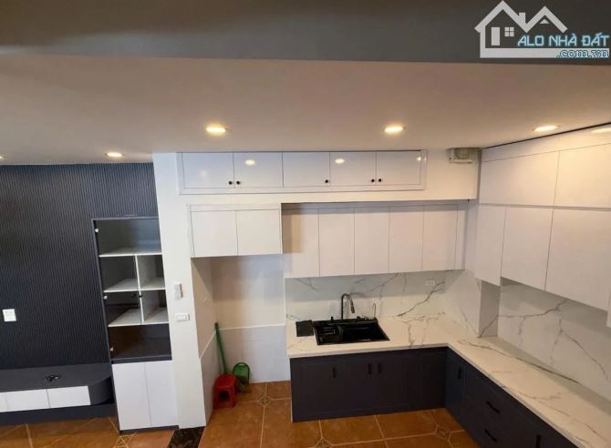 Bán ngay nhà Cầu Giấy, nột thất hiện đại, ô tô đỗ cửa, gần phố, dt 38m2, giá nhỉnh 10 tỷ - 7