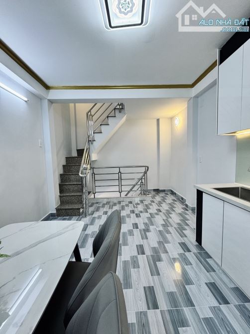 HẺM 8M - SAU LƯNG ĐẦM SEN -LẠC LONG - P.3- Q.11- DT: 3.5*5M – 4 TỶ 980 - 7