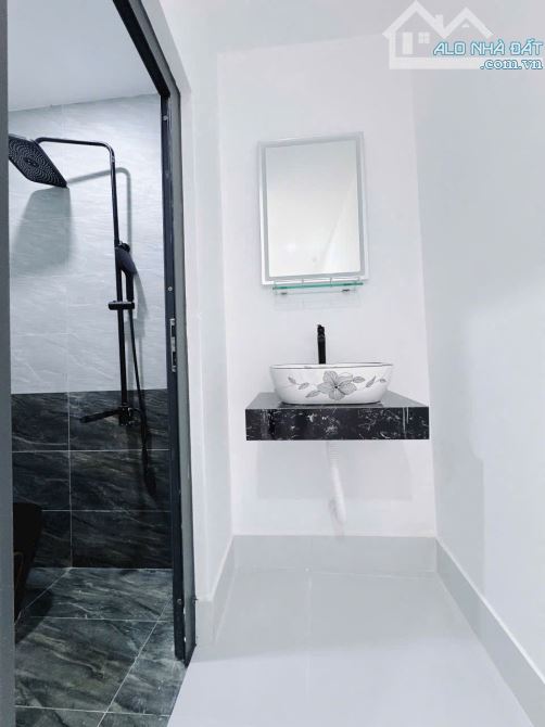 BÁN NHÀ 3 TẤM KHU NGUYỄN KHOÁI Q4 HẺM 3M AN NINH GIÁ 4 TỈ 150 TL DÂN CƯ SÁT MT CÁCH 30M - 8