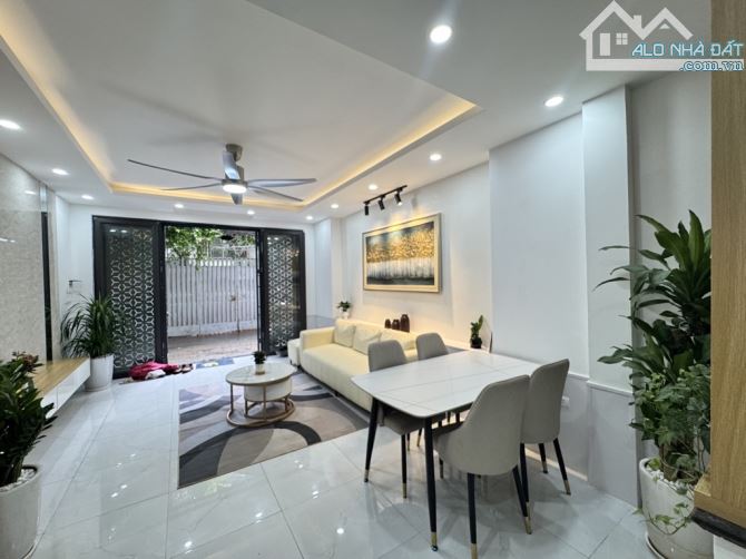 ÔTÔ- KINH DOANH- NHÀ MỚI -GẦN HỒ-  TRUNG TÂM  BỒ ĐỀ - 9
