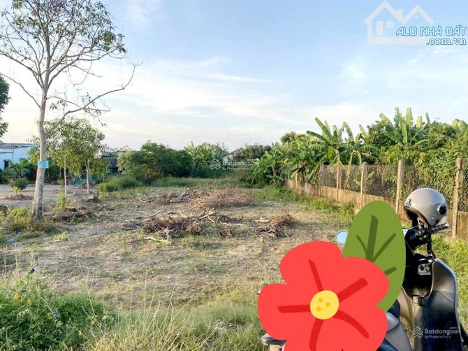 GIA ĐÌNH EM CẦN BÁN ĐẤT THỔ CƯ 150M2 GẦN CHỢ NHẬT CHÁNH TÂN TRỤ LONG AN CHỈ 580 TRIỆU