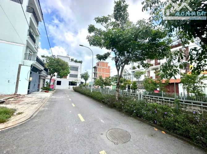 Bán đất 1/ mặt rạch đường Thạnh Lộc 37, Quận 12 giá 3,75 tỷ