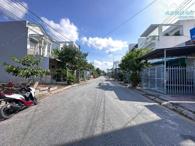 Kẹt cần bán đất 136m2 Hóc Môn giá 880 triệu sổ hồng riêng