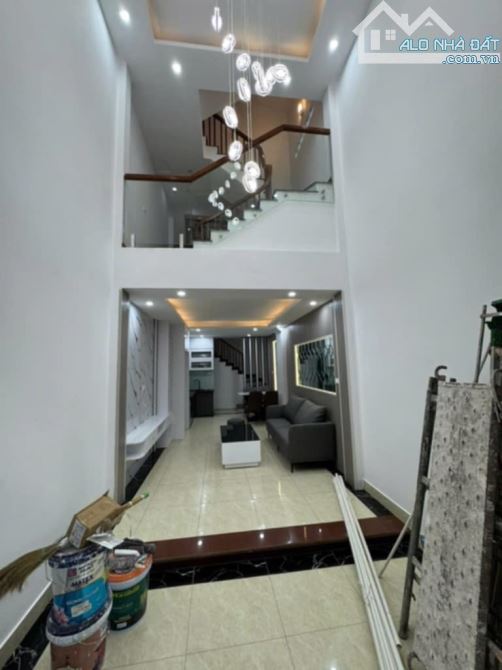 Cần bán căn nhà 38m2 tại Bùi Xương Trạch cách hồ Đầm Hồng 100m.