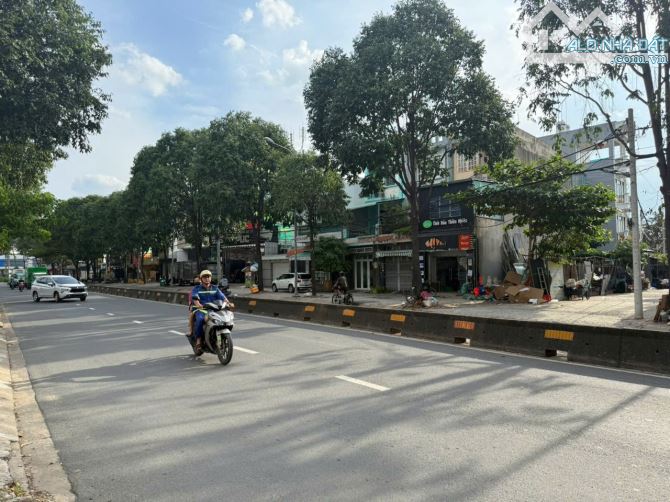 Bán nhà 3 tầng DT 8x20 - Căn góc 2 mặt tiền đường Lê Thị Riêng rộng 30m - Cách QL1A 900m