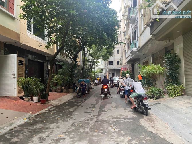 Hạ 1.5 tỷ nhà phân lô Nguyễn Chí Thanh ô tô tránh có vỉa hè 4 tầng 42m2 ngõ thông KD đỉnh