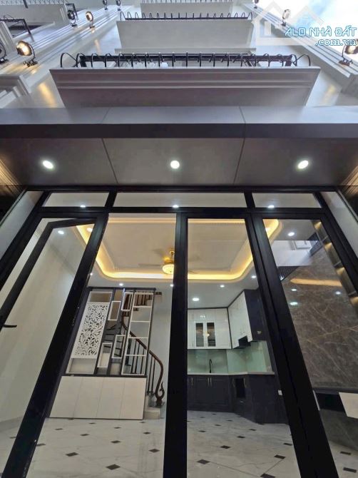 “Em đây gần 35m², 5 tầng, nhỉnh 5 tỷ – ngõ rộng 4m, ô tô phi thẳng vào cửa…
