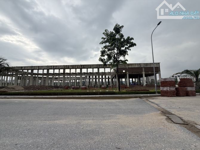 BÁN NHÀ 4 TẦNG XÂY MỚI , Oto gần , VÀNH ĐAI 3.5 , 800m ra CĐ FPT trịnh văn bô