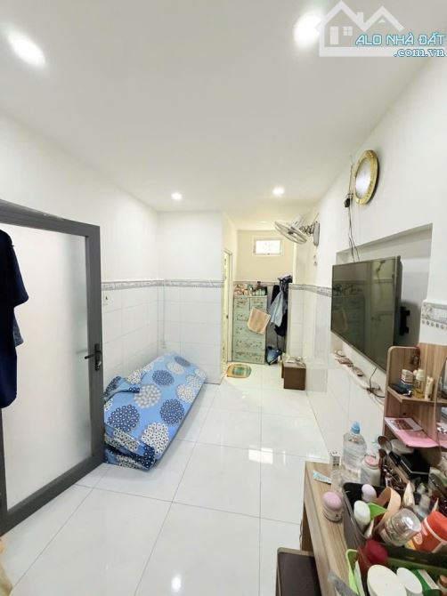 NHÀ 2 MT • 3 TẦNG 2PN NGAY TRUNG TÂM P.10 TÂN BÌNH • NHỈNH 2 TỶ