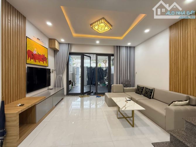Bán nhanh nhà khu đô thị mỹ gia gói 2 đường rộng 16 m đường thông.