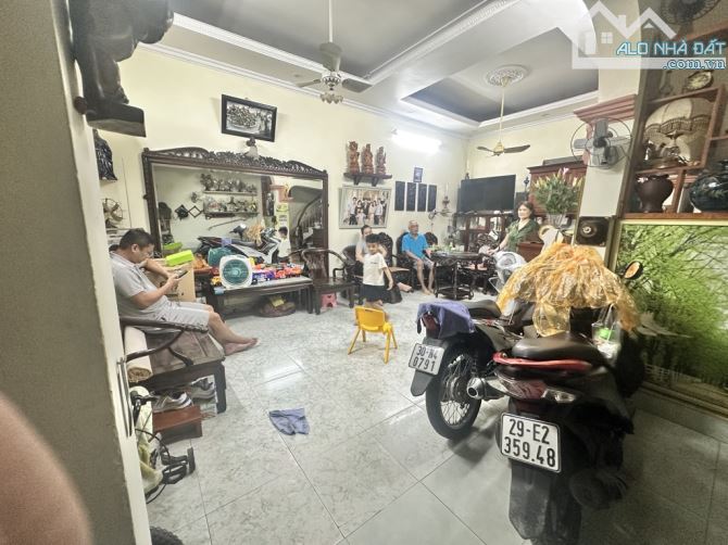 Bán nhà phố giải phóng 42m2 4 tầng còn mới – 15m ô tô tránh -  giá 9.45 tỷ