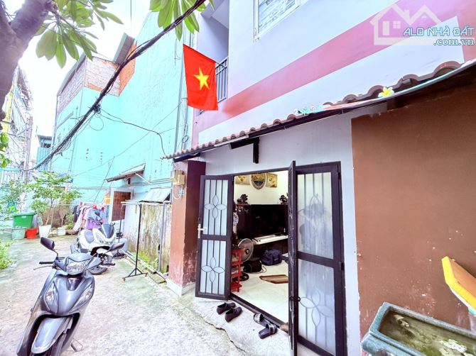 Cần bán nhà gấp : dt 86m2 ngang 4,8*18 trệt một lầu 3pn
