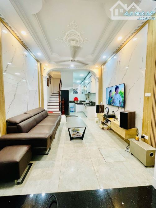 nhà mới. ngõ thông. đường láng đống đa 35m 5 tầng: 8,5 tỷ full nội thất