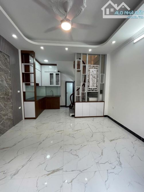 Bán Nhà 5 tầng - Xây Độc Lập - 5,9 tỉ Trung tâm Long Biên
