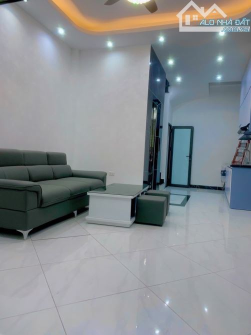 Nhà đẹp lô góc Khương Đình 37m², 6 tầng thang máy, ô tô gần, ngõ nông, full NT – 9.5 tỷ