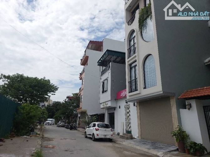 🇻🇳Bán nhà 5 tầng – 40m², thang máy, ô tô đỗ cửa, chỉ … 9đ   📍 Vị trí vàng: Ngay gần ĐH