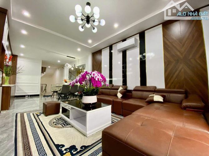 Hoàng Mai_35m2_hơn 7 đồng_ngõ nông_ô tô đỗ cổng_nhà đẹp_mặt tiền rộng_10m bãi ô tô